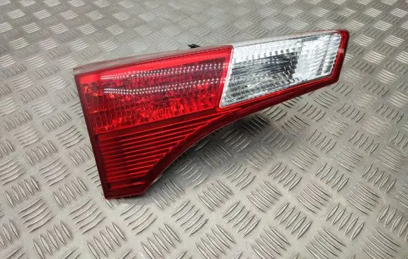 Toyota RAV 4 (XA40) Tailgate rear/tail lights