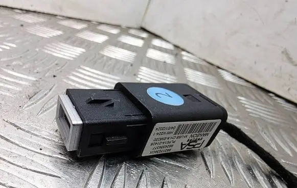 Opel Mokka B USB socket connector 9824334377