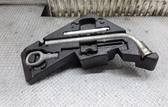 Volkswagen Touareg I Wheel nut wrench 