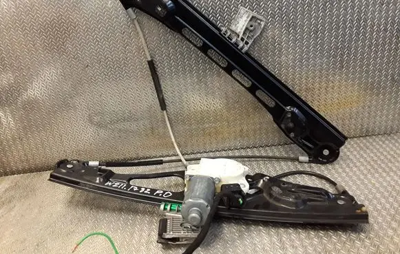 Mercedes-Benz E W211 Front door window regulator with motor A2117200246 2117200246