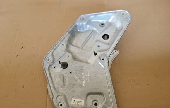 Rear door manual window regulator