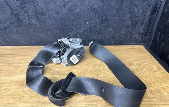 Volkswagen Golf V Front seatbelt 1K4857705AE