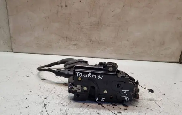 Volkswagen Touran I Front door lock 3D1837015