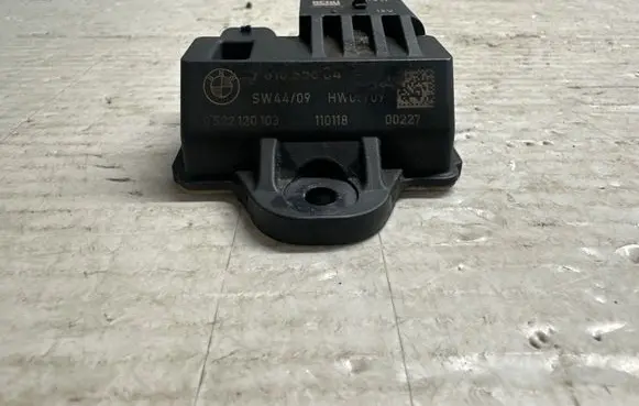 BMW 5 F10 F11 Glow plug pre-heat relay 7810856 110118 0522120103