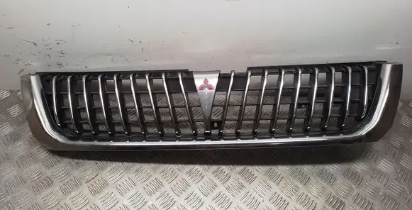 Mitsubishi Pajero Sport I Front bumper upper radiator grill MR221211