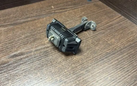 Mercedes-Benz Vito Viano W639 Front door lock loop/hook striker A6397200016 6397200016