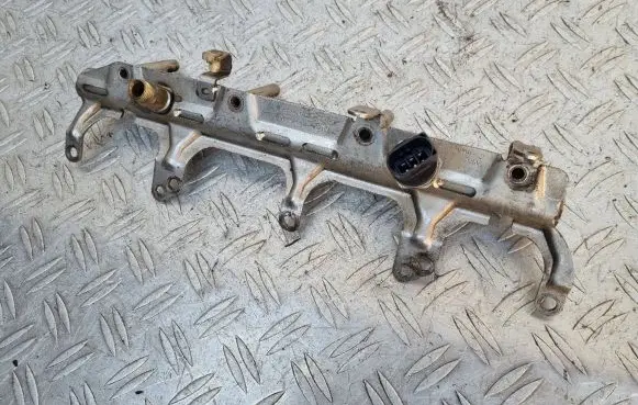 Volkswagen PASSAT CC Fuel main line pipe 06J133317 0261545035