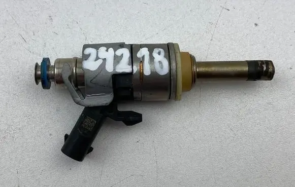 Porsche Macan (95B) Fuel injector 06L906A06