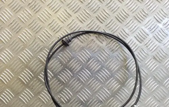 Volkswagen PASSAT B4 Engine bonnet/hood lock release cable 