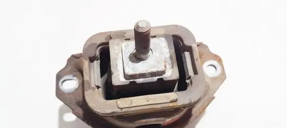Land Rover Discovery 3 - LR3 Engine mount bracket kkb500441g