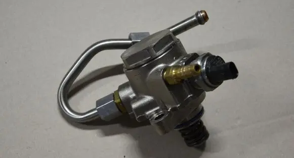 Volkswagen Golf VII Fuel line pipe 04C130241B