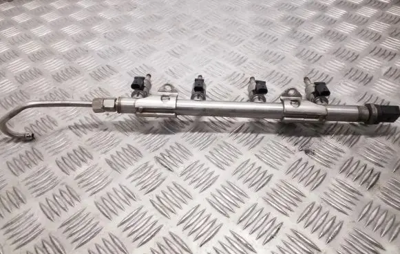 Volkswagen Golf VII Fuel distributor 04E133320D