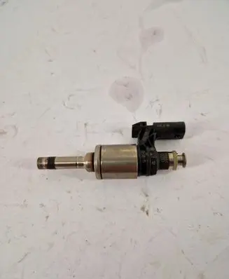 Volkswagen PASSAT B8 Fuel injector 04E906036Q