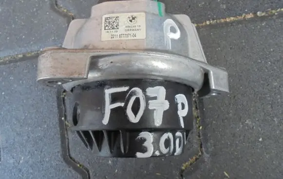 BMW 5 GT F07 Engine mount bracket 6777371