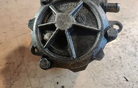 BMW 3 E46 Vacuum pump 2249939
