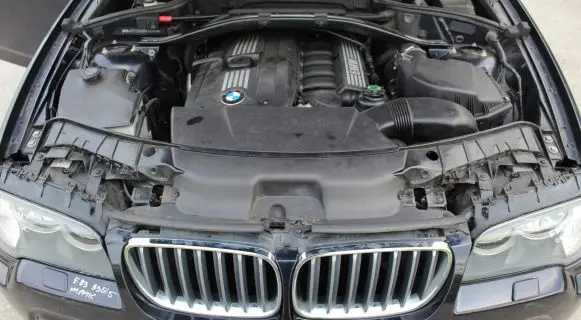 BMW X3 E83 Front bodywork piece 