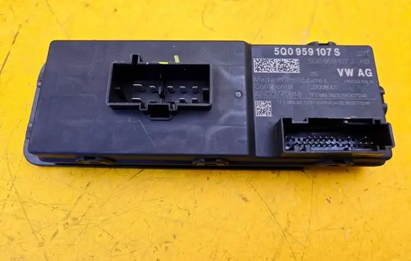 Skoda Superb B8 (3V) Tailgate/trunk control unit/module 5Q0959107S 5Q0959107J A2C73762918