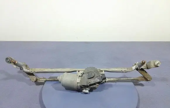 Suzuki Swift II Front wiper linkage and motor 3811068L00
