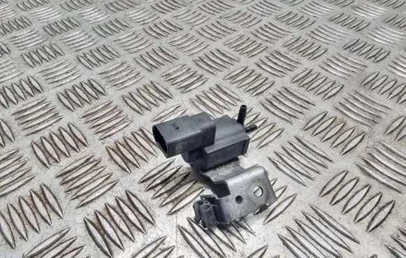 Volkswagen Cross Polo Vacuum valve 037906283