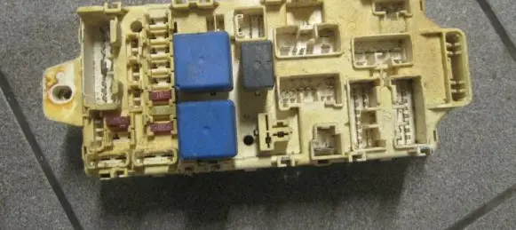 Mitsubishi Pajero Relay mounting block MR445951