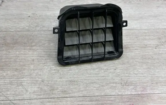 Quarter panel pressure vent