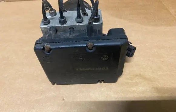 Volkswagen Golf IV ABS Pump 1J0907379G 1J0614117C