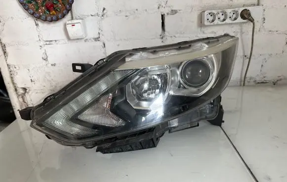 Nissan Qashqai Headlight/headlamp 10018014