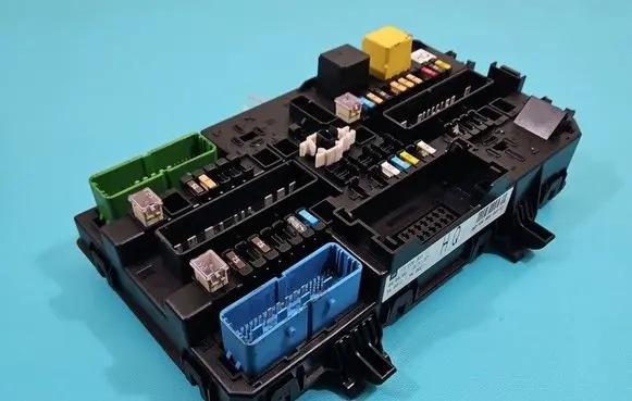 Opel Zafira B Fuse box set 13220831 IMPRK1508579