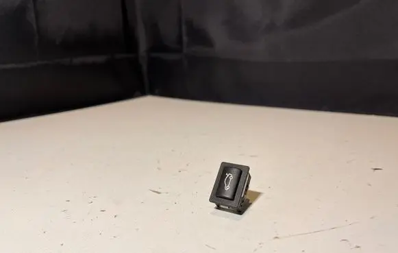 BMW 5 E60 E61 Tailgate opening switch 6921846