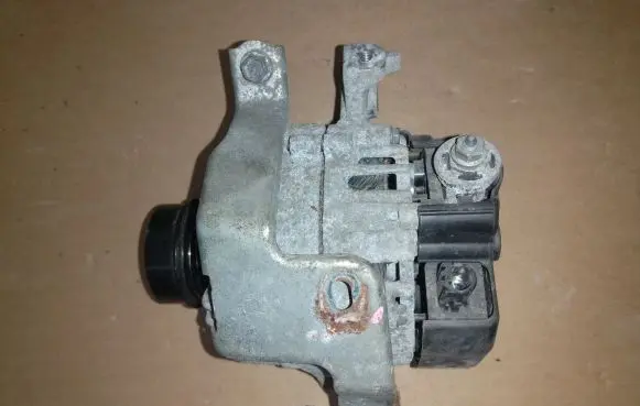 Toyota Yaris Generator/alternator 270600Y120