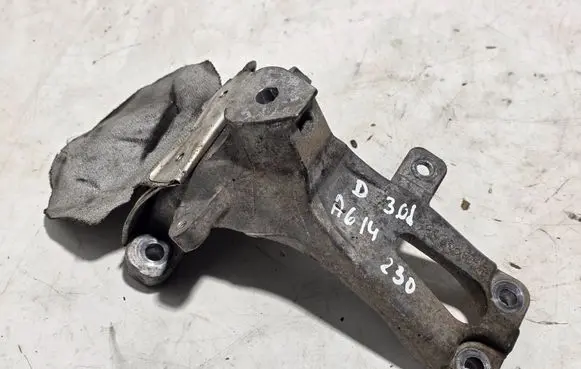 Engine mounting bracket