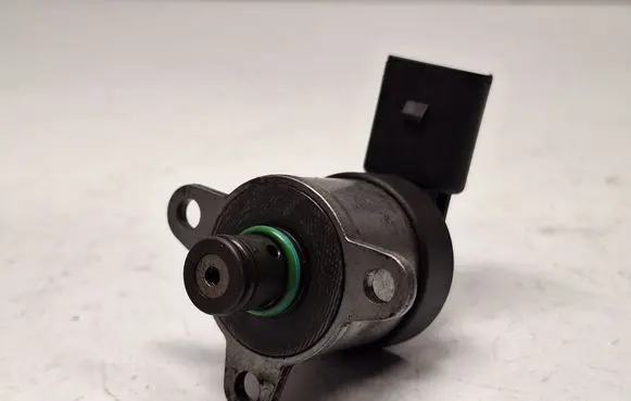 BMW 3 E90 E91 Fuel pressure regulator 0928400560 13517787186