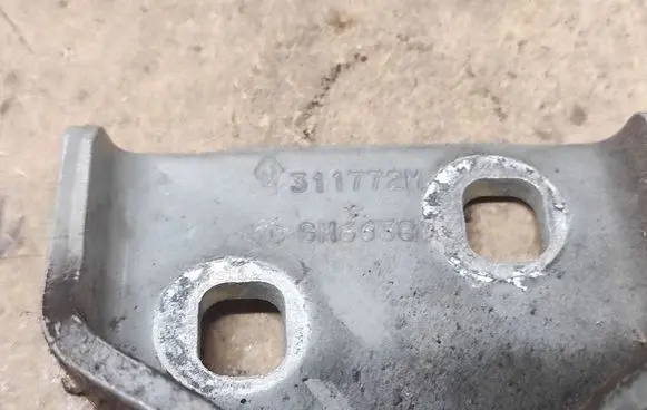 Opel Vivaro Front door lower hinge 311772M