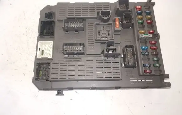 Peugeot 807 Fuse module 9651938180