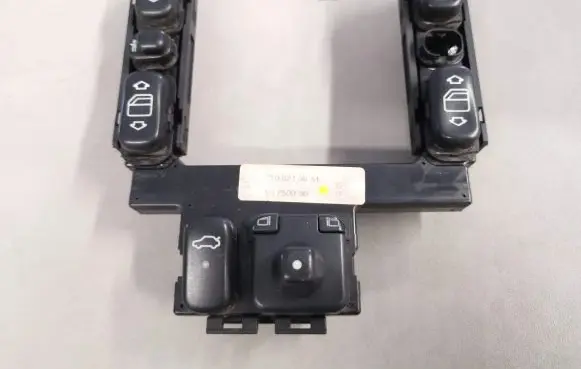 Mercedes-Benz E W210 Electric window control switch 2108213951 03750030