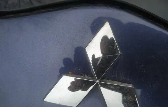 Mitsubishi Grandis Manufacturer badge logo/emblem 