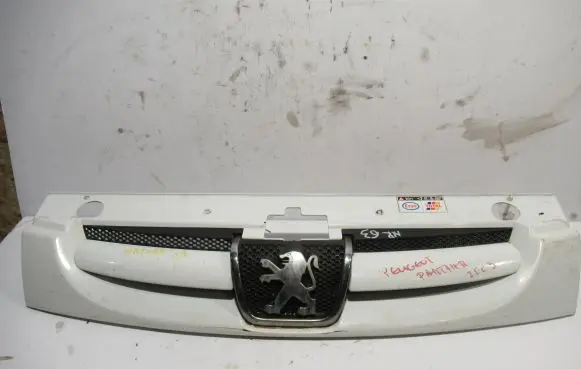 Peugeot Partner Front bumper upper radiator grill