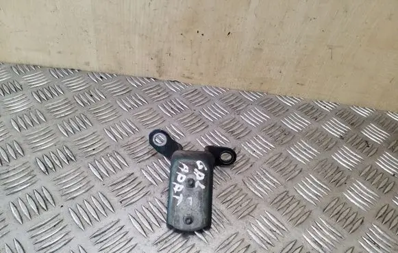 Toyota Avensis T220 Rear door lower hinge