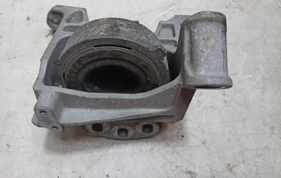 Engine mount bracket