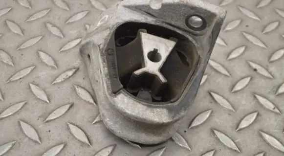 Volvo V40 Engine mount bracket 31430432