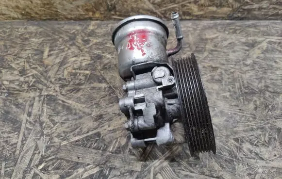 Toyota Avensis T250 Power steering pump U8E08150