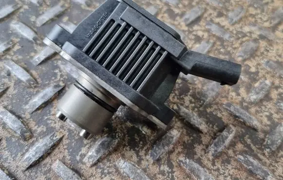 Volkswagen Tiguan Camshaft vanos timing valve 04E906048C