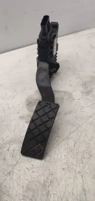 Accelerator throttle pedal