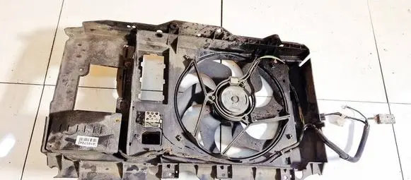 Radiator cooling fan shroud