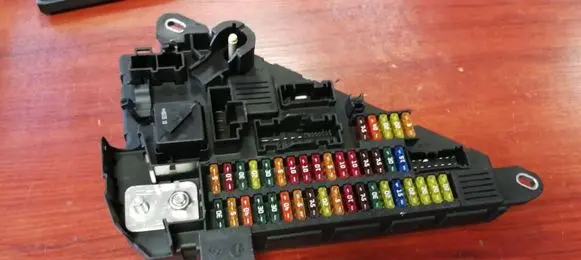 BMW 5 E60 E61 Fuse module 6906618