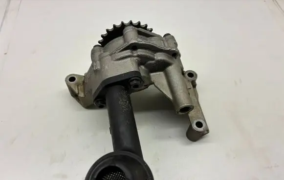 Volkswagen PASSAT B6 Oil pump 038115105C
