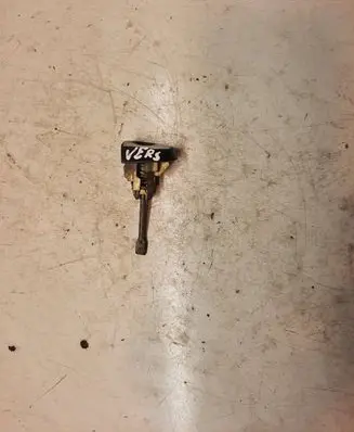 Toyota Corolla Verso E121 Front door lock (next to the handle) 