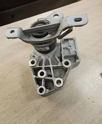 Land Rover Evoque I Engine mounting bracket EJ326P096AA D04YA