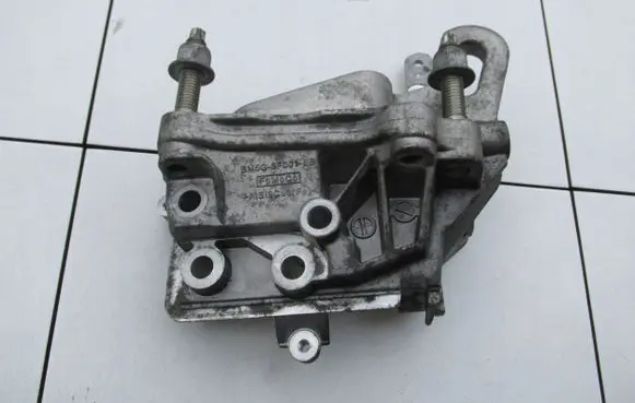Ford Focus Engine mount bracket 6F001