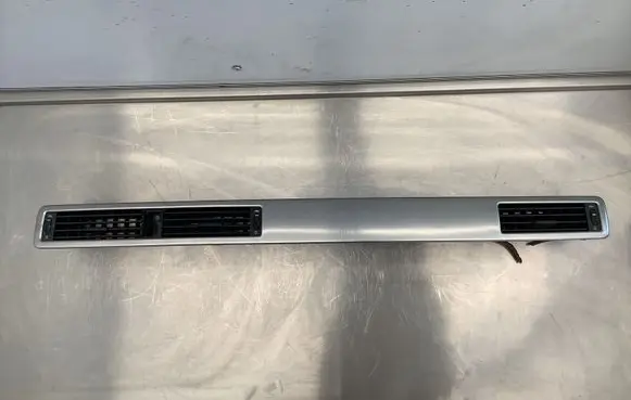 Volvo V70 Dash center air vent grill 30715143 ESW567 968916LH
